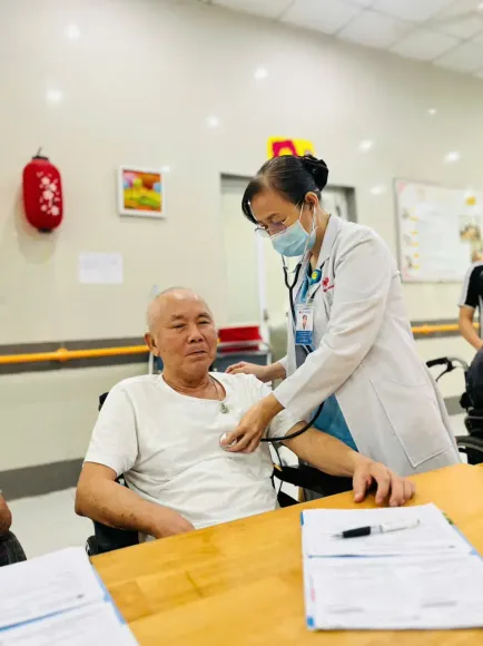 Khám sức khỏe định kì cho người cao tuổi.
