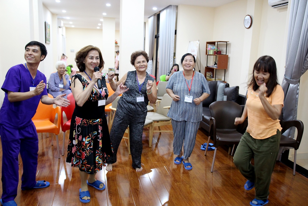 24 giờ trải nghiệm tại Trung tâm chăm sóc Người cao tuổi Hoa Sen - Nhật Bản